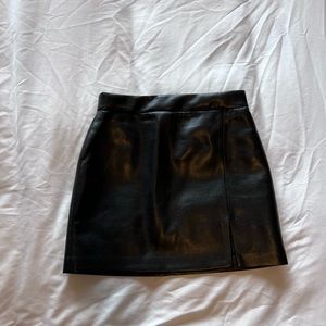 aritzia wilfred ‘patio’ black leather mini skirt size 2